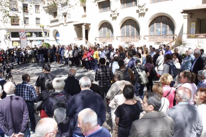Familiares, instituciones y ciudadanos recuerdan a Pilar, la mujer fallecida en Vitoria tras ser agredida el domingo