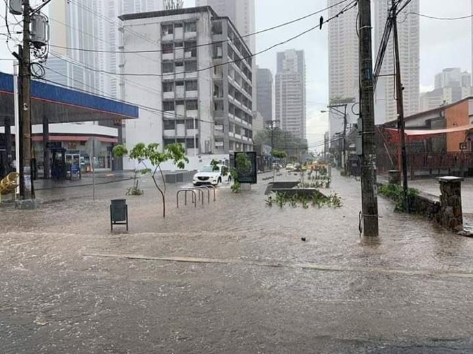 Al menos dos muertos y casi 5.400 evacuados por las inundaciones en el norte de Argentina