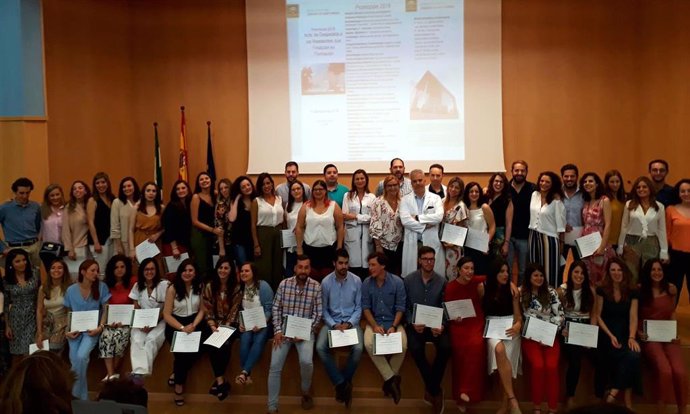 Sevilla.-El Hospital de Valme homenajea a los 53 residentes que concluyen su formación y premia al mejor