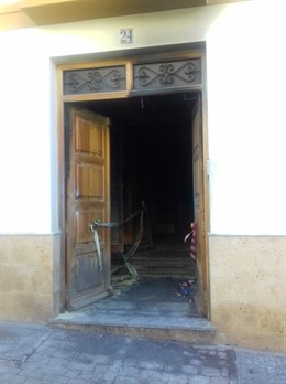 Detenido un hombre por amenazas y violencia de género frente a un edificio incendiado en Berja (Almería)