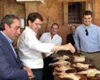 Mañueco apuesta por "diversificar" la actividad agroalimentaria