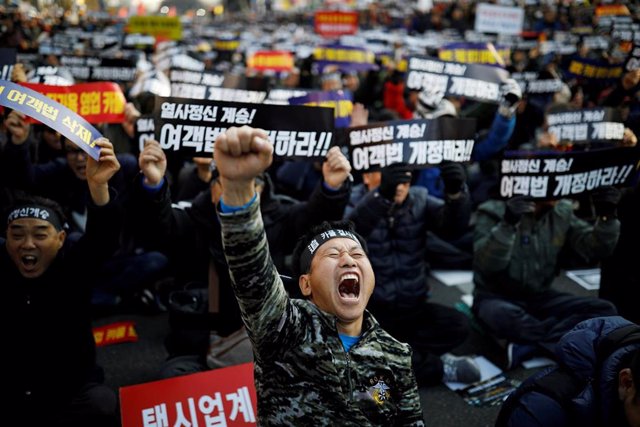 Una protesta de taxistas en Corea del Sur contra una aplicación para compartir v