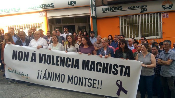 UU.AA. se concentra contra "el brutal atentado" machista en Vimianzo y traslada 