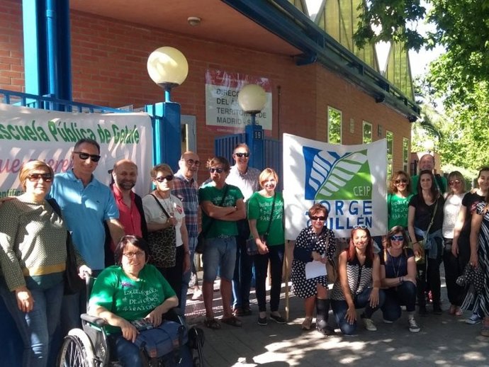 Getafe.- Entregan unas 1.000 firmas en la DAT Sur para que aumenten los profesionales de apoyo en el CEIP Jorge Guillén