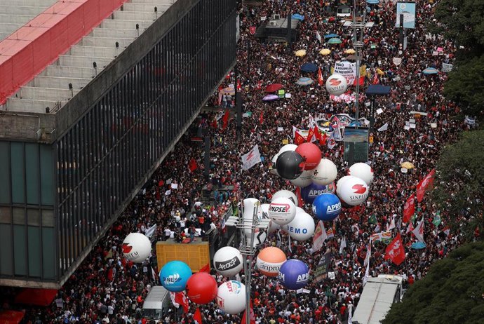 Brasil.- Decenas de miles de personas protestan en Brasil contra los recortes en el gasto en educación