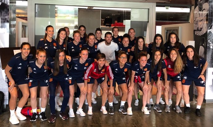 Fútbol/Selección.- Sergio Ramos visita por sorpresa a la selección femenina de fútbol