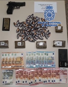 Málaga.- Sucesos.- La Policía Nacional detiene a dos jóvenes y desmantela un punto de venta de hachís en la zona oeste