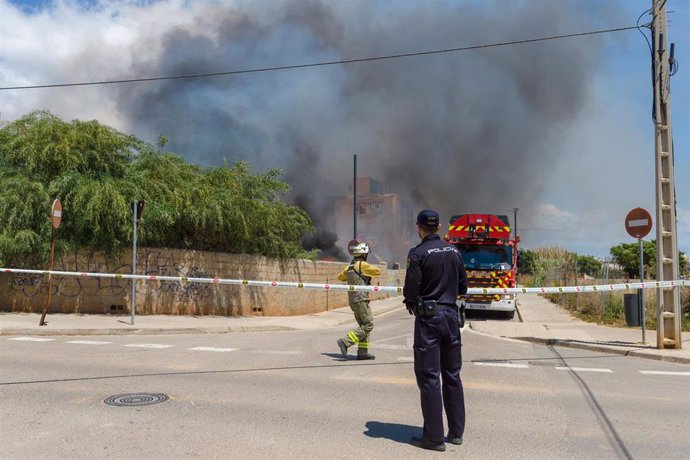 Sucesos.- Cruz Roja mantendrá hasta el viernes su dispositivo para atender a los afectados por el incendio de Ibiza