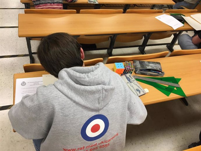 Un alumno participa en la Olimpiada Matemática