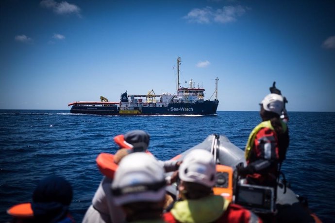 Europa.- La ONG Sea Watch busca puerto para desembarcar a 65 migrantes rescatados en el Mediterráneo