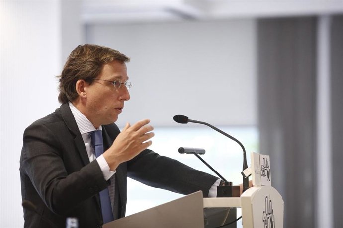 El candidato del PP a la Alcaldía de Madrid, José Luis Martínez- Almeida, interviene en un desayuno informativo organizado por el Club siglo XXI