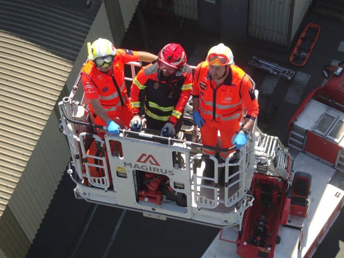 Huelva.- Profesionales del 061 participan en un ejercicio práctico con Bomberos del Ayuntamiento