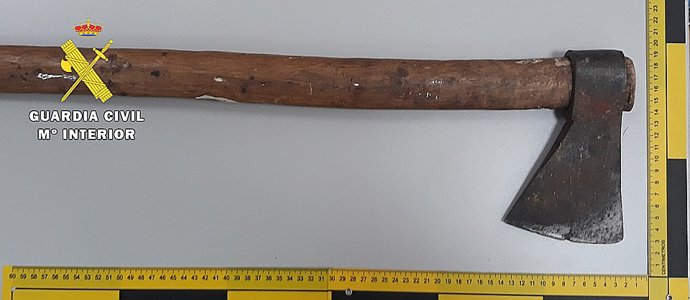 Sucesos.- Detenido un hombre en Burgos por amenazar de muerte con un hacha a varios miembros de una familia