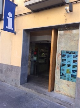 La Oficina de Turismo de Jaca instala un panel informativo accesible para personas con discapacidad física