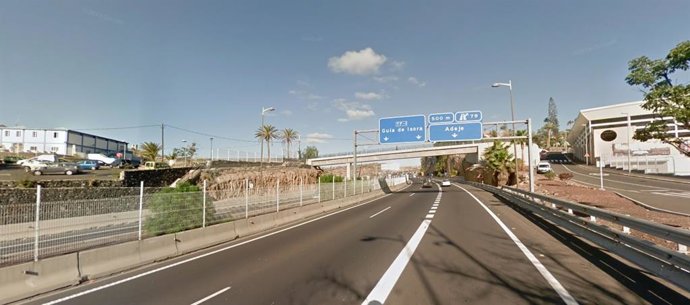 Sucesos.- La Policía Nacional impide que un hombre caiga desde un puente a la autopista del sur (Tenerife)