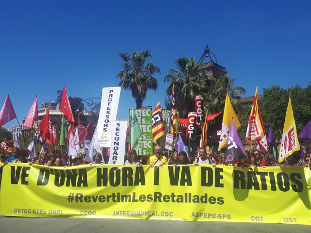 Centenares de profesores se manifiestan en Barcelona para reclamar la reversión de los recortes