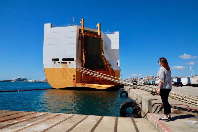 Armengol: "Las actuaciones de remolque y extinción del incendio del 'Grande Europa' han sido un éxito"