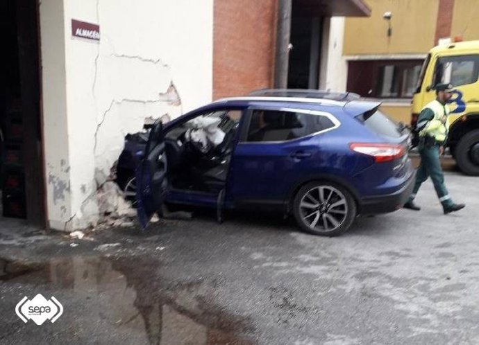 Sucesos.- Tres heridos leves en la colisión de un turismo contra un muro en Nava