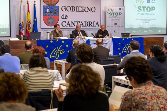 Oria asegura que Cantabria logrará ser "punto de referencia" en la lucha contra el plumero en el Arco Atlántico