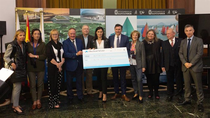 Fernández Mañanes entrega a la asociación APTACAN la recaudación de la XIX Gala del Folclore