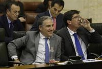 Bendodo defiende que el Gobierno andaluz "va para largo" y PSOE-A cree que durará "lo que quiera Abascal"