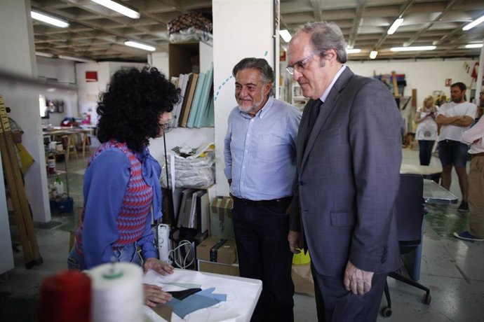 Los candidatos del PSOE a la Alcaldía y Presidencia de la Comunidad de Madrid visitan el polo cultural del Polígono ISO-Carabanchel