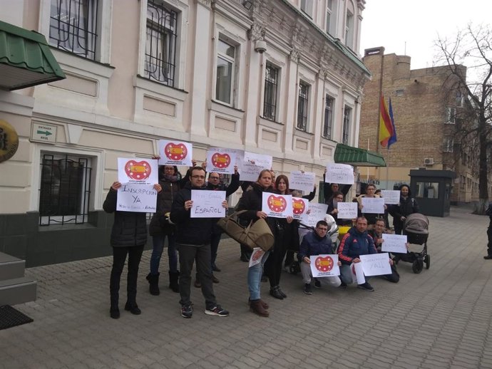 Familias de bebés por subrogación en Ucrania y Georgia piden anular la norma que impide inscribirlos como españoles