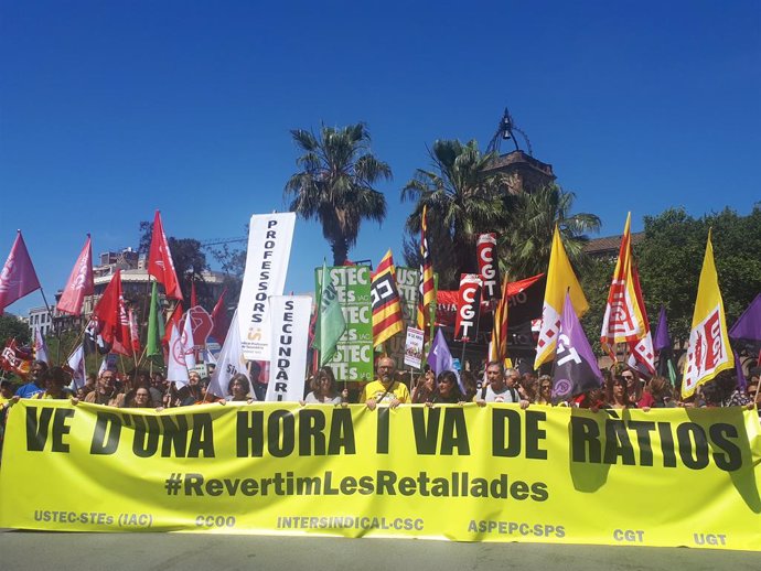 Centenars de professors es manifesten a Barcelona per reclamar la reversió de les retallades