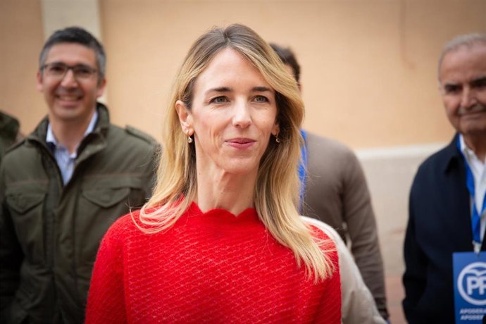 Cayetana Álvarez de Toledo atiende a los medios de comunicación en el Colegio Salesianos de Sarriá en Barcelona el 28 A 