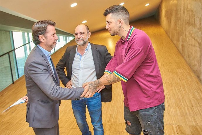 El rapero Cyclo, con la obra 'Darko', gana el Premio Azagal