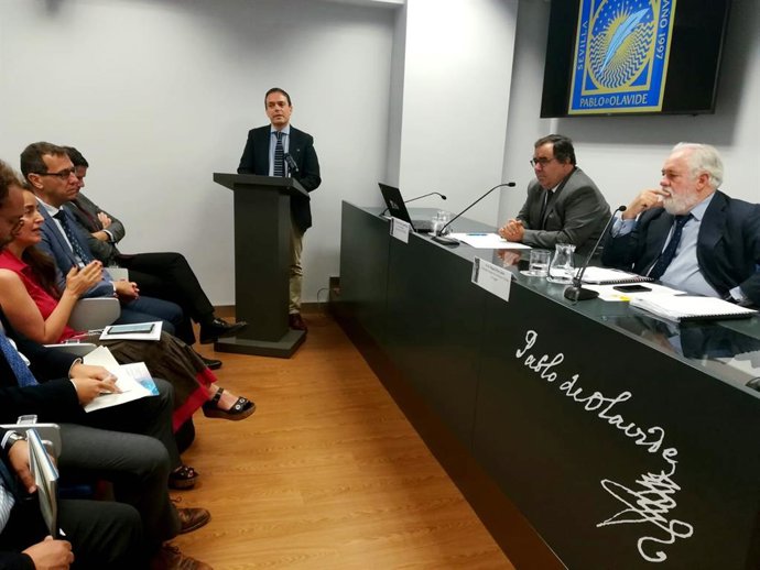 Sevilla.- El comisario europeo Arias Cañete visita la UPO y conoce sus iniciativas medioambientales