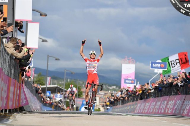 AV.- Ciclismo/Giro.- Masnada gana la etapa y Conti la 'maglia rosa' desde la escapada