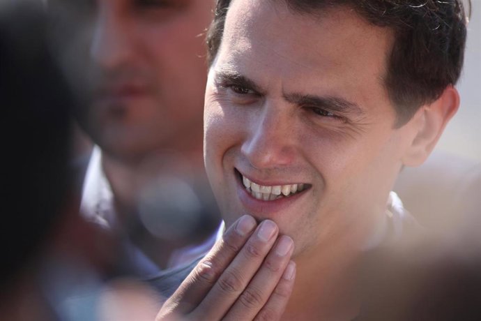 Albert Rivera y el candidato de Ciudadanos a la  Comunidad de Madrid, Ignacio Aguado, se reúnen con el Madrid Club de Fútbol Femenino en San Sebastián de los Reyes