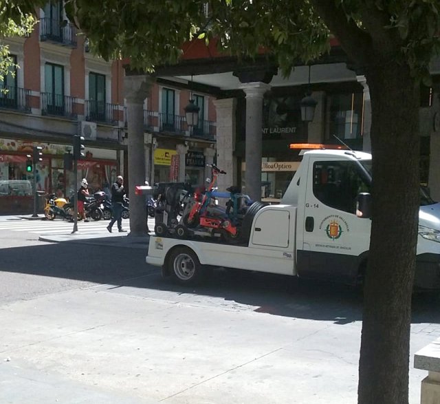 Sucesos.- La Policía de Valladolid retira con la grúa un patinete eléctrico por carecer de matrícula y documentación