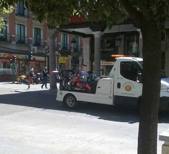 Sucesos.- La Policía de Valladolid retira con la grúa un patinete eléctrico por carecer de matrícula y documentación