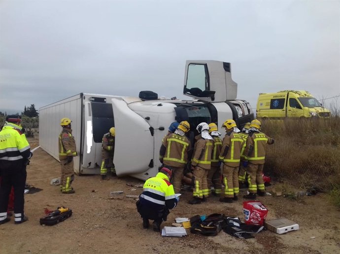 Sucesos.- Muere el conductor de un camión al volcar en la AP-7 en Mont-roig (Tarragona)