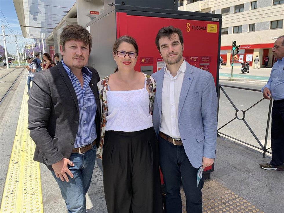 Sevilla.- 26M.-"Paseo electoral" de Actúa en metro abogando por suprimir 50.000 trayectos anuales mediante "teletrabajo"