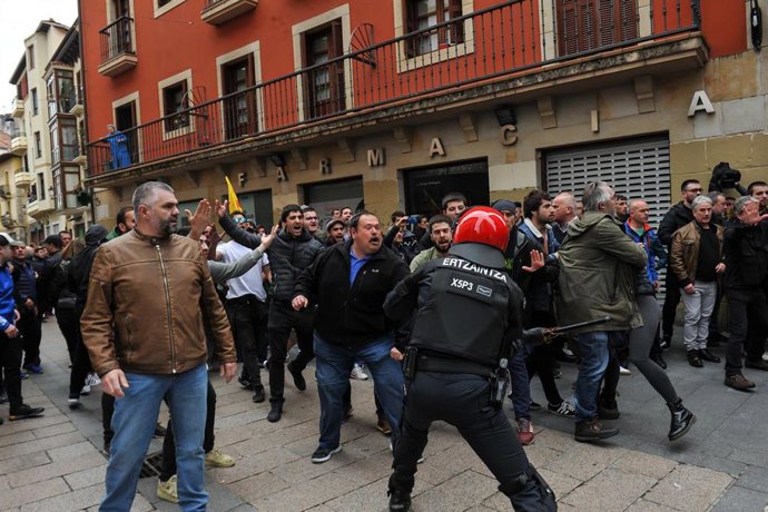 Disturbios contra un mitin de Ciudadanos en Rentería, San Sebastián