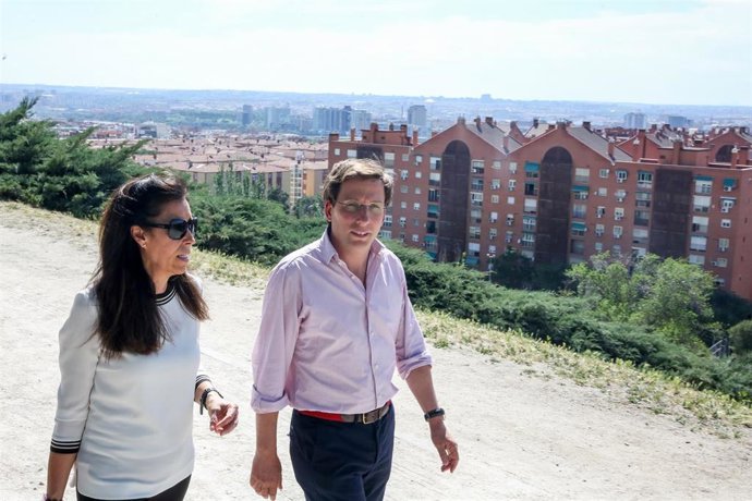 El candidato del PP a la Alcaldía de Madrid, José Luis Martínez- Almeida, visita Puente de Vallecas en Calle Benjamín Palencia en Madrid