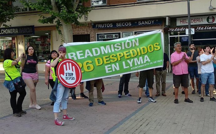 Getafe.-Despedidos de la empresa municipal de limpieza se manifiestan durante un mitin de la alcaldesa