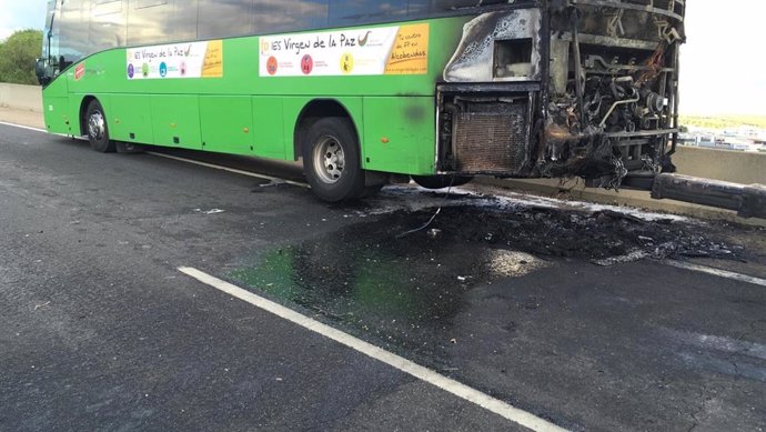Fuertes retenciones en la A-1 a la altura de Alcobendas tras incendiarse un autobús interurbano