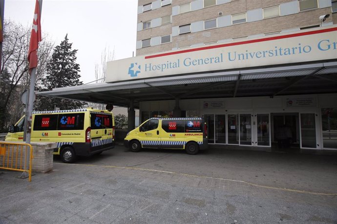Urgencias del Hospital Gregorio Marañón en Madrid, ambulancia, ambulancias