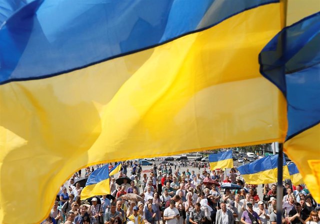 Bandera de Ucrania en una manifestación