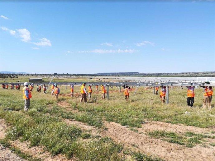 Las obras de seis plantas fotovoltaicas de Endesa en Extremadura generan 1.327 empleos