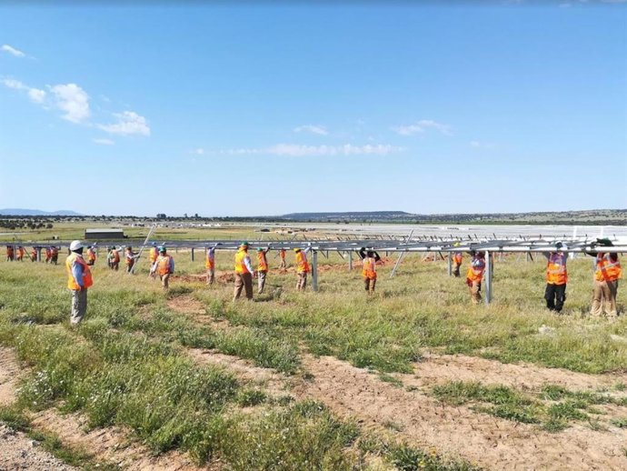 Las obras de seis plantas fotovoltaicas de Endesa en Extremadura generan 1.327 empleos