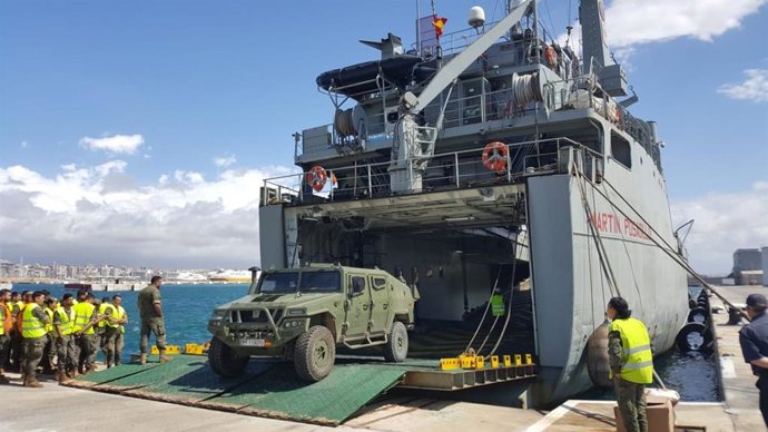 El Regimiento Palma 47 llega a la ciudad en el barco 'Martin Posadillo'