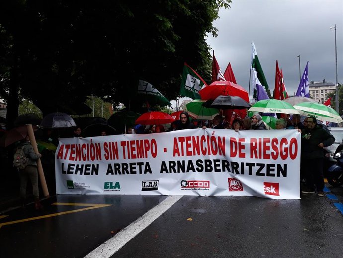 Más de un millar de profesionales de Atención Primaria de Osakidetza se manifiestan en San Sebastián