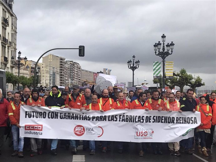 Cientos de personas se manifiestan en Santander para reclamar "garantías de futuro" para Sidenor