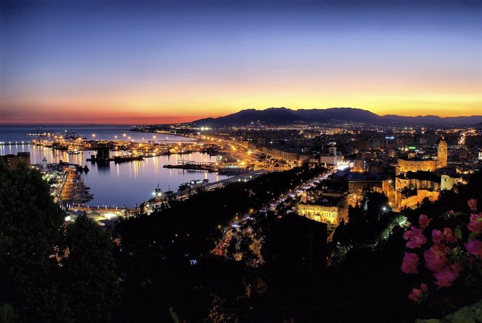 Málaga presenta su oferta turística a bordo del buque de lujo 'The World'