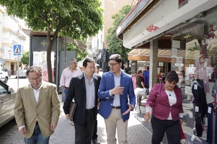 Sevilla.- 26M.- Pimentel promete un plan de "revitalización de barrios" y un "programa de choque" para la limpieza